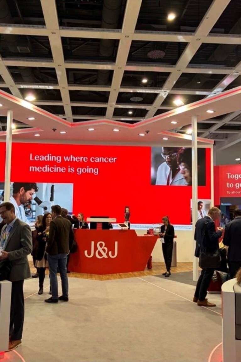 Auf dem Foto ist der Stand von Johnson & Johnson auf dem ESMO Kongress zu sehen. Dort zu lesen: „Leading where cancer medicine is going“.