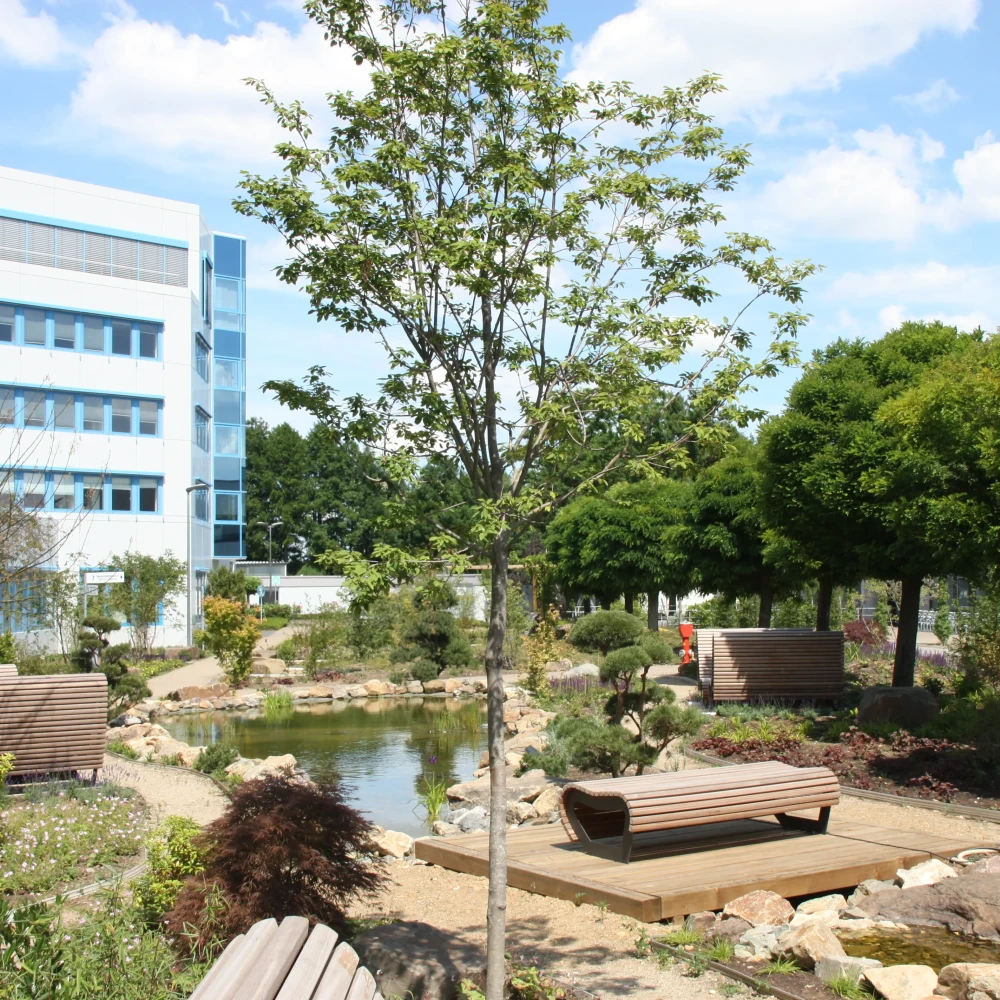 Aufnahme des Parks vor dem Bürogebäude von Johnson & Johnson am Campus in Neuss.