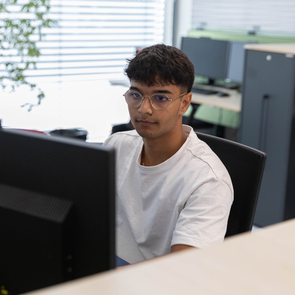 Commercial employee title image