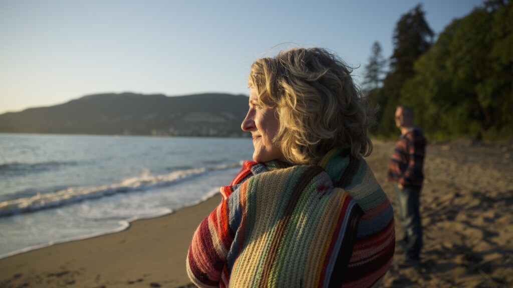 jj-photo-woman-on-beach-stock-her0041696-3star.jpg