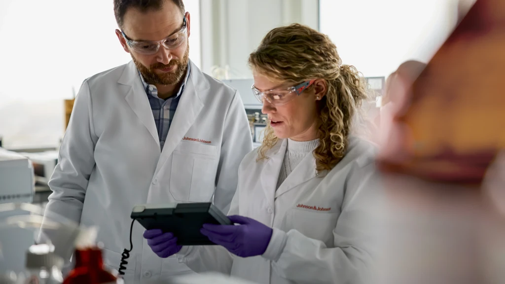 Ein Wissenschaftler und eine Wissenschaftlerin schauen sich etwas auf einem Anzeigegerät an.