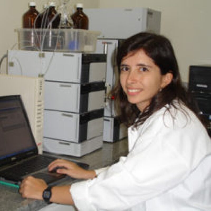Leda Castilho in the lab