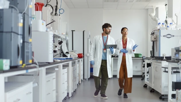 Doctors in lab.webp