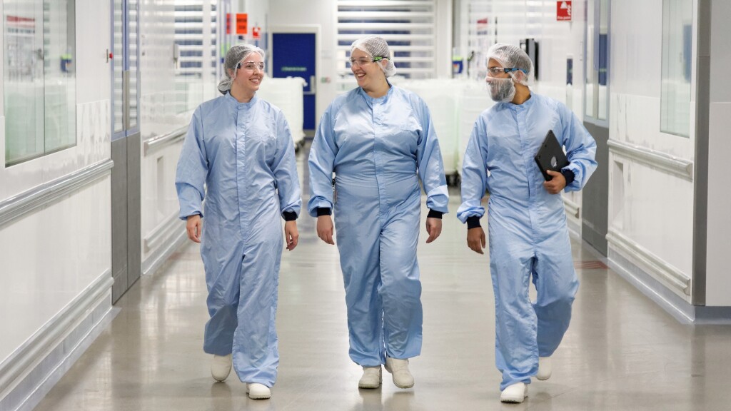 jj-photo-colleagues-in-ppe-walking-in-manufacturing-facility-im-1star.jpg